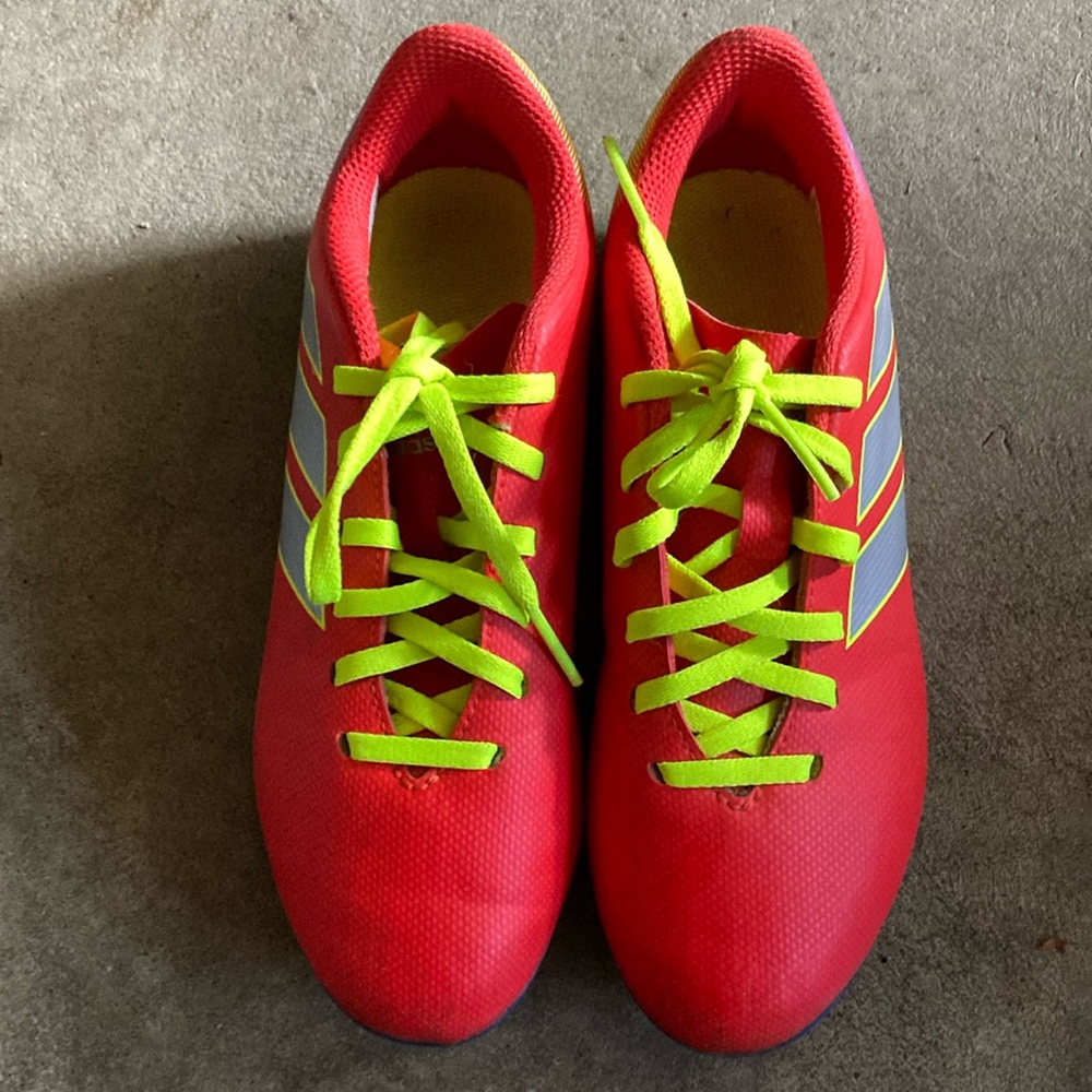 Adidas Kids Messi Cleats Red and Blue Sneakers with Neon Yellow Laces. Size 3.5
